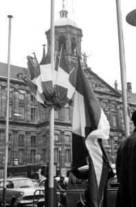 Kranslegging Dam door Koningin en Prins, nabestaanden ach de afzetting, Bestanddeelnr 913-8698