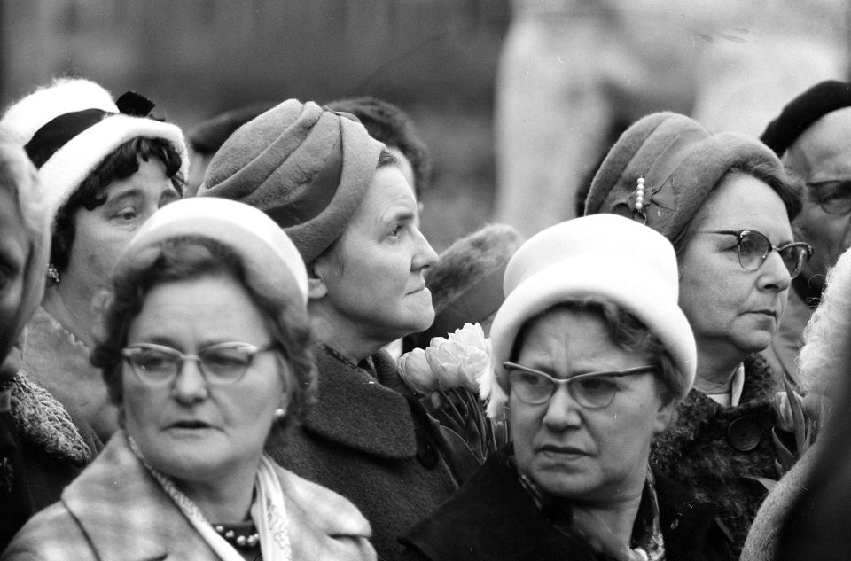 Kranslegging Dam door Koningin en Prins, nabestaanden ach de afzetting, Bestanddeelnr 913-8696