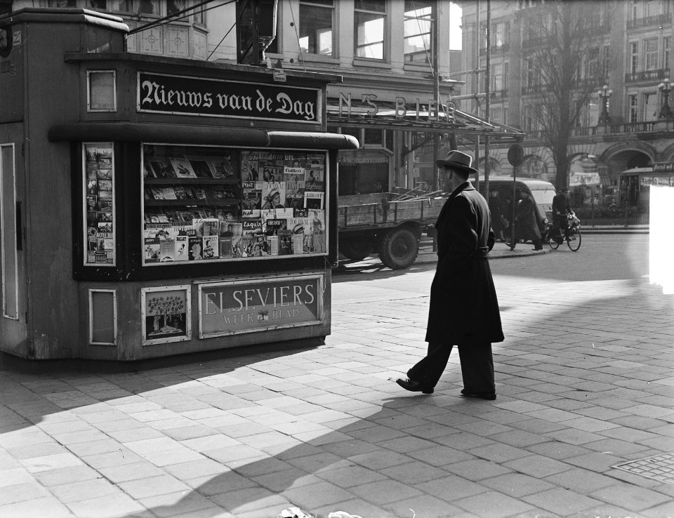 Krantenkiosk te Amsterdam met reclame voor Nieuws van de Dag en Elseviers Weekblad, Bestanddeelnr 904-4564