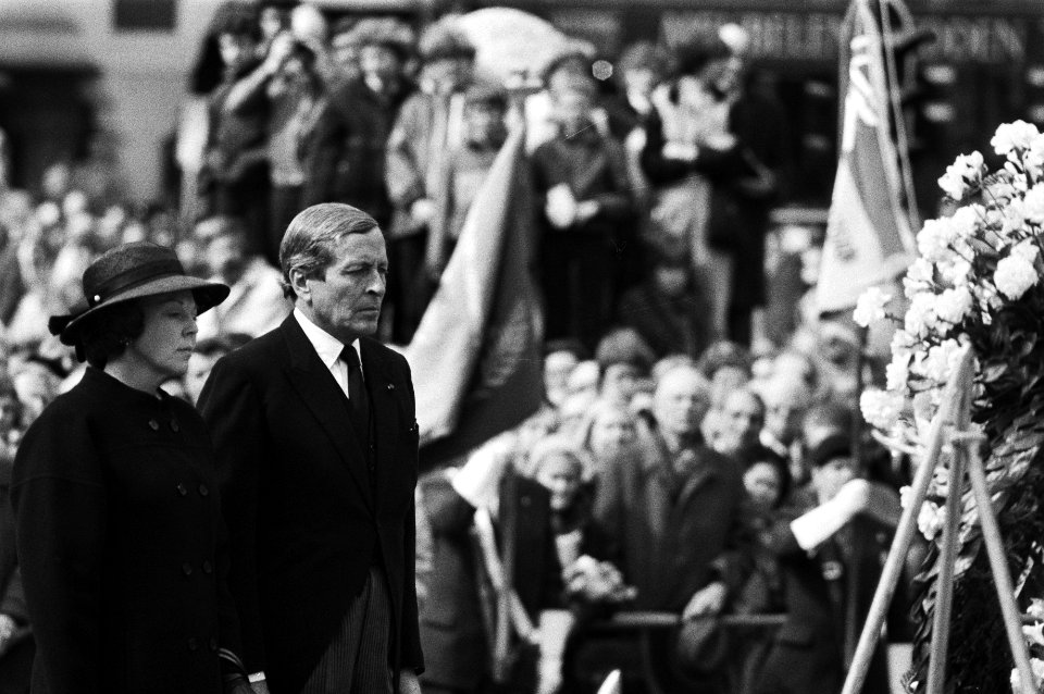 Kranslegging bij Nationaal Monument op Dam door Koningin Beatrix en Prins Claus 4 mei 1981, Bestanddeelnr 931-4680