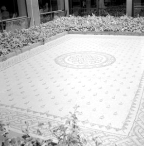 Kunstwerk in tegels op de grond in de patio van een universiteitsgebouw, vermoed, Bestanddeelnr 255-2420