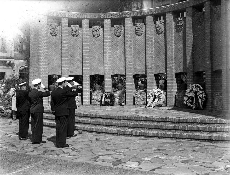 Kranslegging bij het Nationaal Monument op de Dam, Bestanddeelnr 902-7758