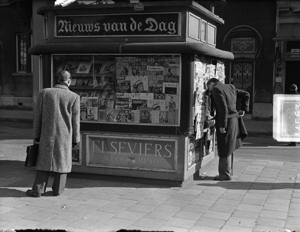 Krantenkiosk te Leiden met reclame voor Nieuws van de Dag en Elseviers Weekblad, Bestanddeelnr 904-4563