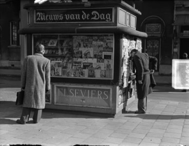Krantenkiosk te Leiden met reclame voor Nieuws van de Dag en Elseviers Weekblad, Bestanddeelnr 904-4563