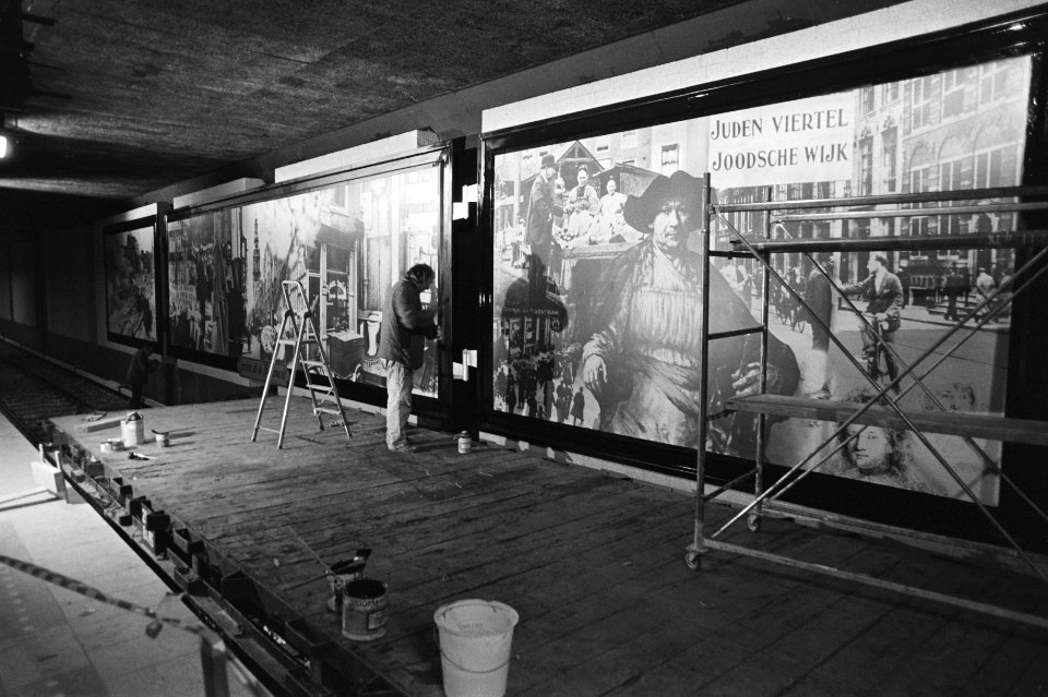 Kunstwerk in metrostation Nieuwmarkt, fotomontages van Jan Sierhuis en Louis van, Bestanddeelnr 930-9816