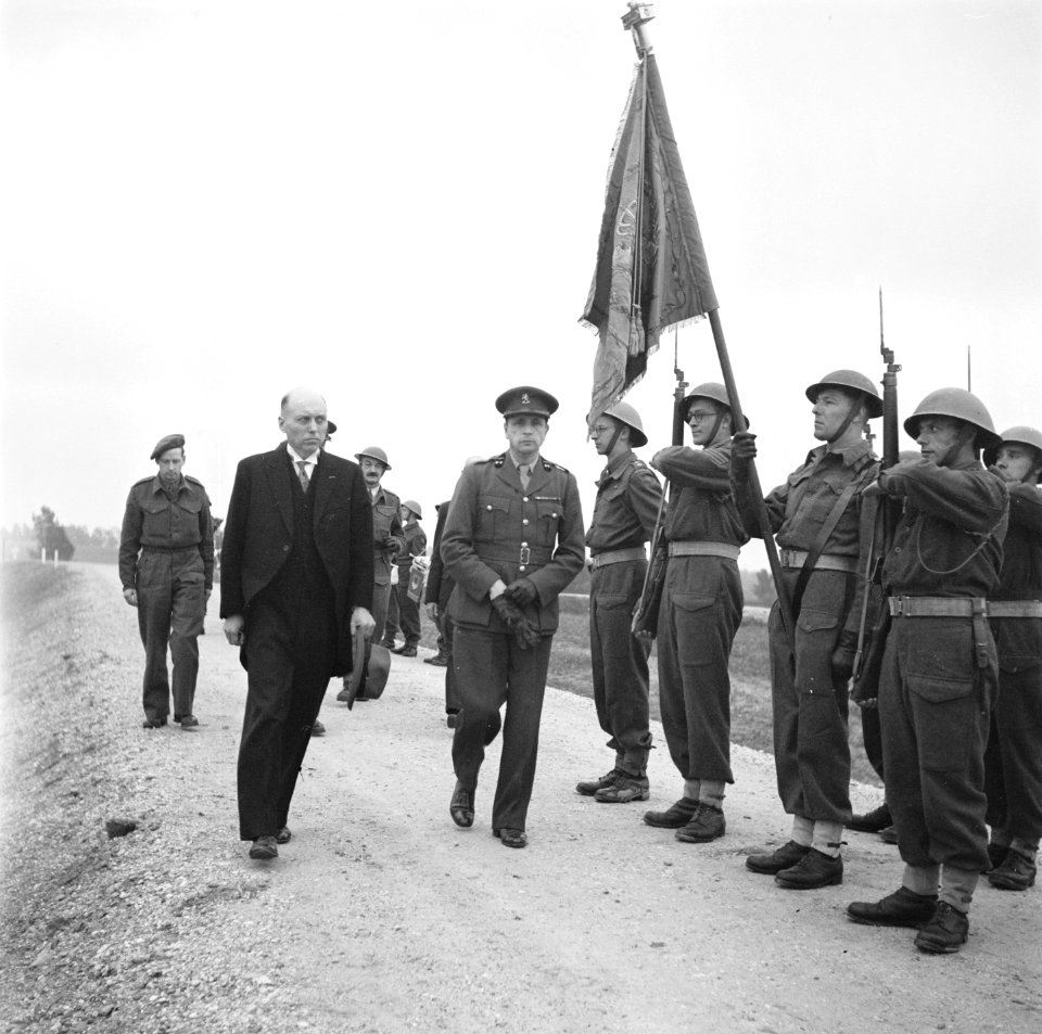 Kranslegging op het soldatenkerkhof Margraten (L) door minister-president Scher, Bestanddeelnr 900-4886