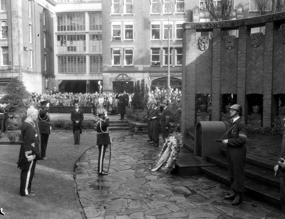 Kranslegging bij het Nationaal Monument op de Dam, Bestanddeelnr 906-8218