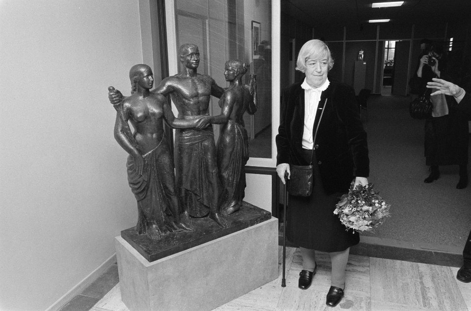 Kunstwerk van de hand van verzetsman Gerrit Jan van der Veen onthuld in gebouw R, Bestanddeelnr 933-9365