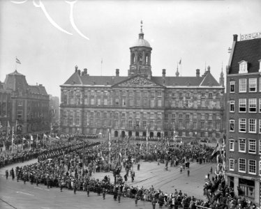 Kranslegging bij het Nationaal Monument op De Dam, Bestanddeelnr 909-4303