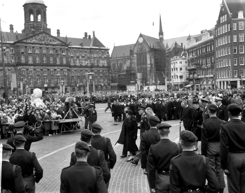 Kranslegging bij het Nationaal Monument op de Dam, Bestanddeelnr 917-7292
