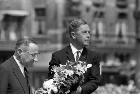 Kranslegging bij het Nationaal Monument op de Dam, Bestanddeelnr 911-2144 photo