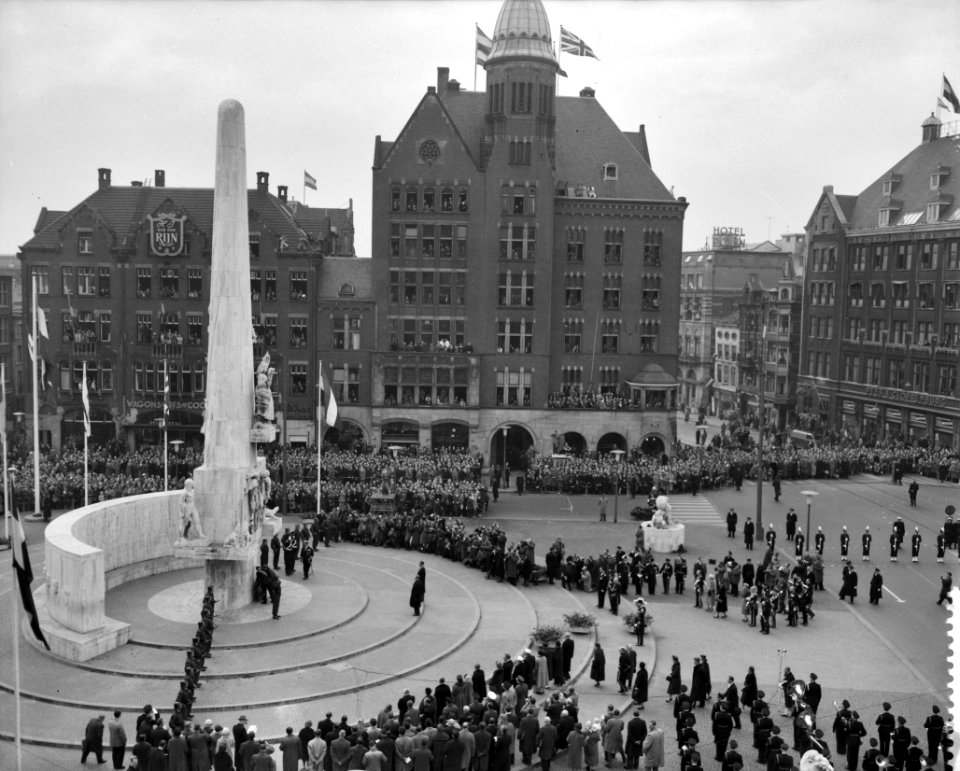 Kranslegging bij het Nationaal Monument op De Dam, Bestanddeelnr 909-4301