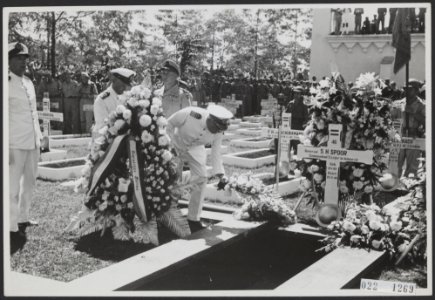 Kranslegging bij het graf van generaal S.H. Spoor op het ereveld Menteng Poeloe , Bestanddeelnr 022-1269