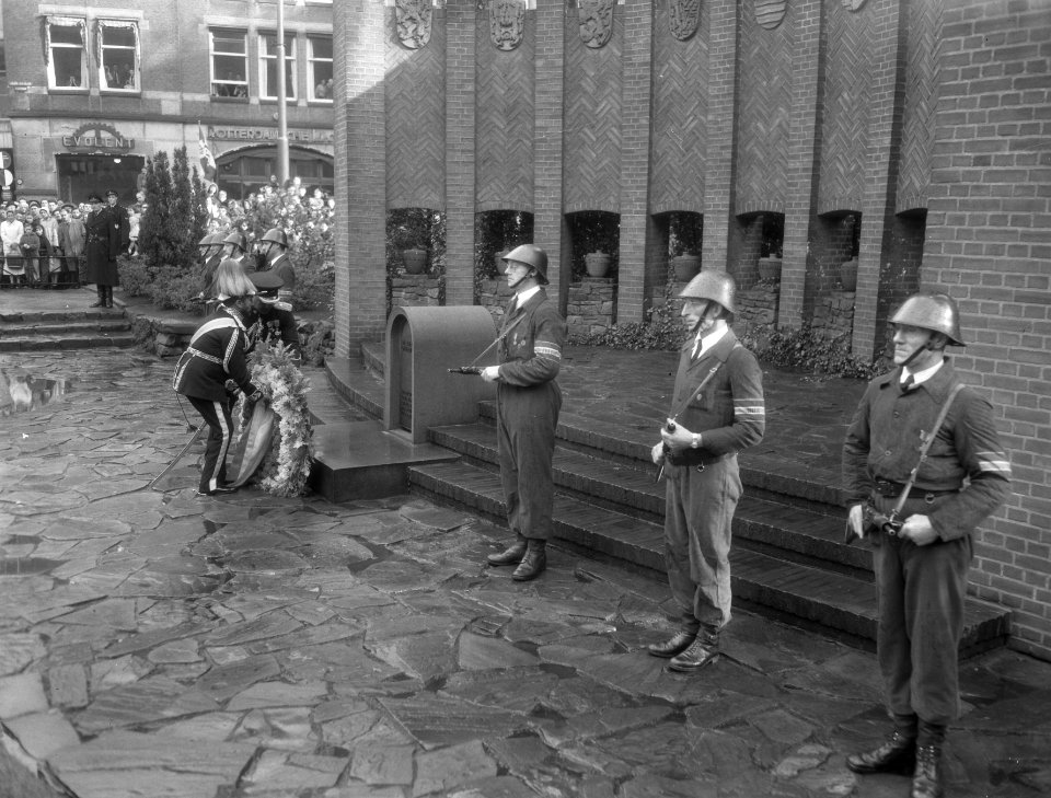 Kranslegging bij het Nationaal Monument, Bestanddeelnr 906-8217