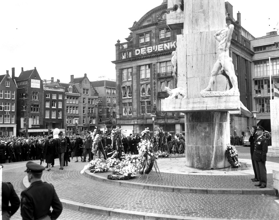 Kranslegging bij het Nationaal Monument op de Dam, Bestanddeelnr 917-7297