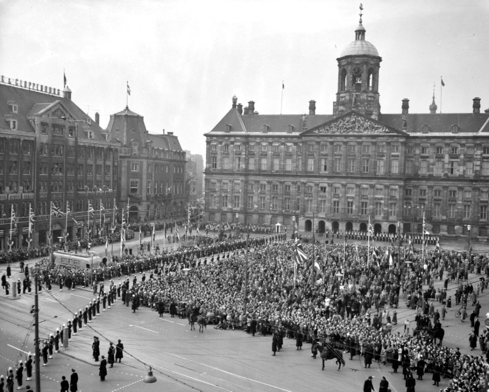 Kranslegging bij het Nationaal Monument op De Dam, Bestanddeelnr 909-4304