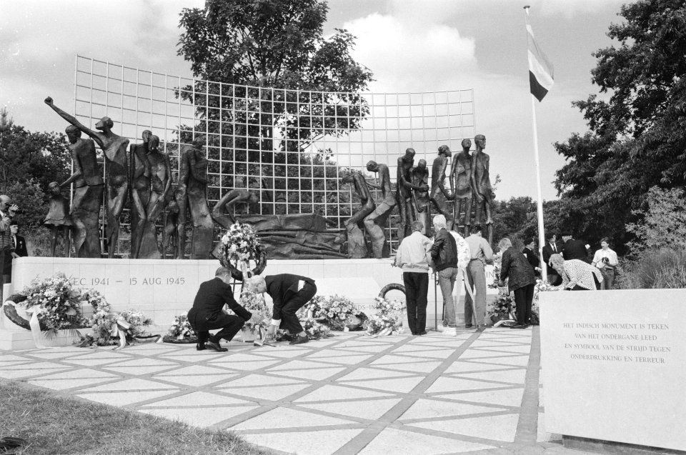 Kranslegging bij het monument, Bestanddeelnr 934-4884