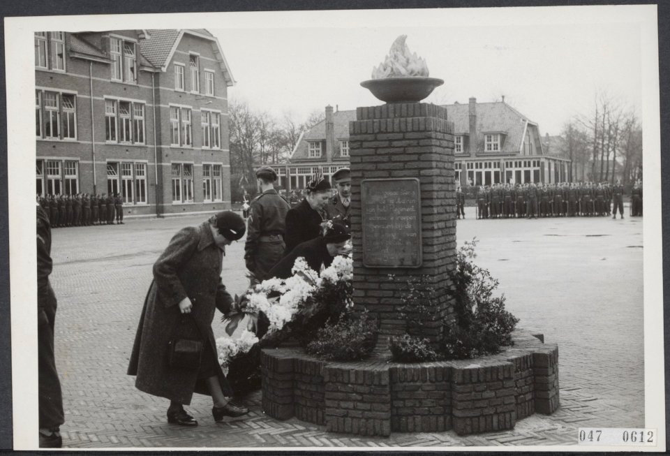 Kransen bij het monument bij de Kromhout Kazerne, Bestanddeelnr 047-0612