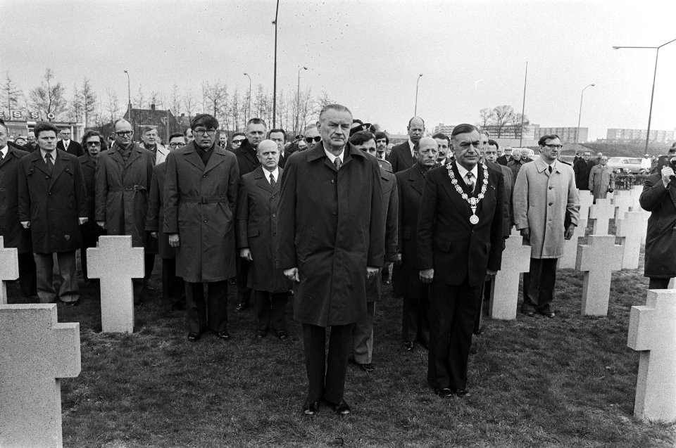 Kranslegging, met vooraan premier Jaroszewicz en burgemeester Merkx van Breda, Bestanddeelnr 929-0719