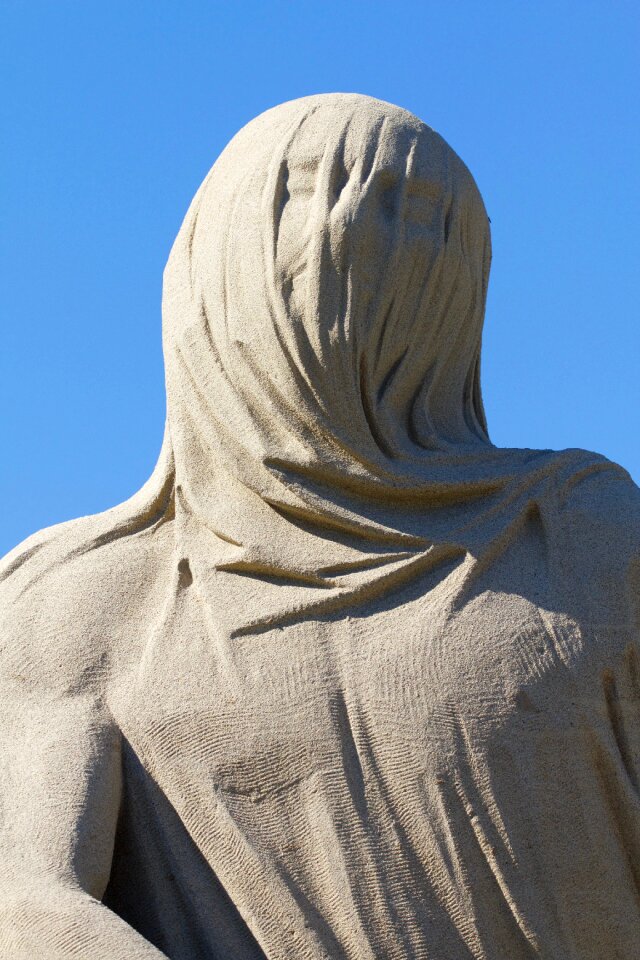 Head shroud sand sculpture