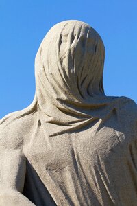 Head shroud sand sculpture