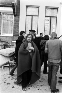 Krakers door knokploeg uit pand aan Brouwersgracht gezet politie neemt later le, Bestanddeelnr 930-0654