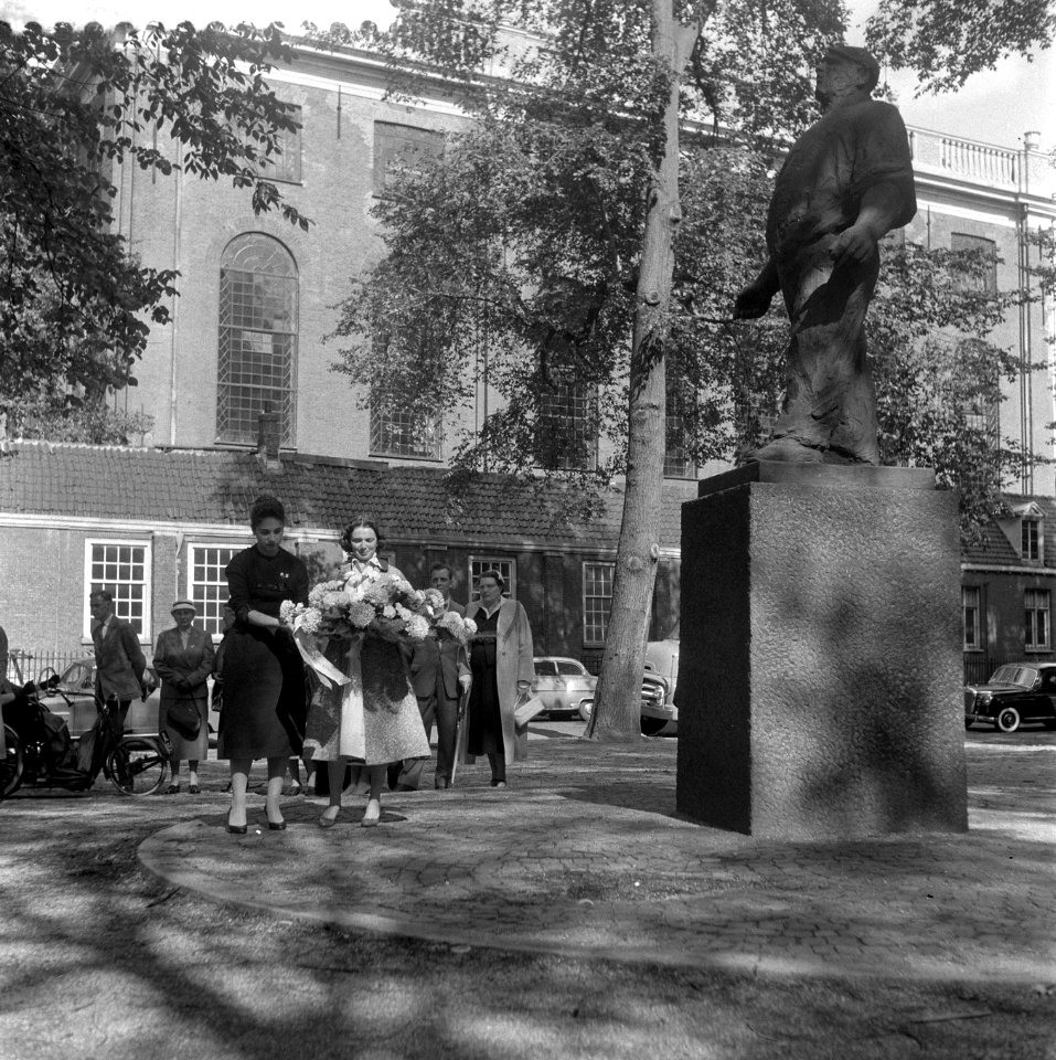 Kranslegging bij de Dokwerker ter herdenking van Anne Frank, door leden van de J, Bestanddeelnr 908-8987