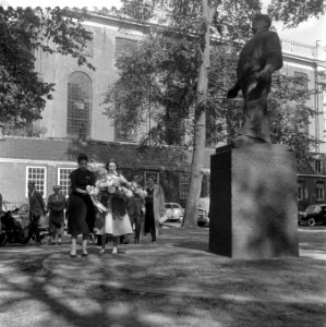 Kranslegging bij de Dokwerker ter herdenking van Anne Frank, door leden van de J, Bestanddeelnr 908-8987
