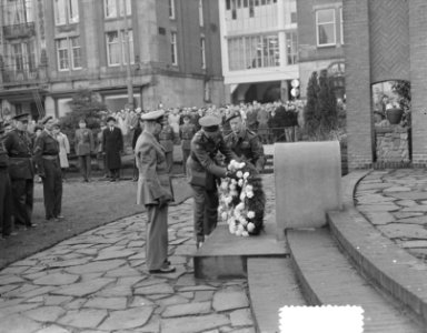 Kranslegging 7 december divisie Dam Amsterdam door de Bond Oud-Strijders en de g, Bestanddeelnr 904-8773