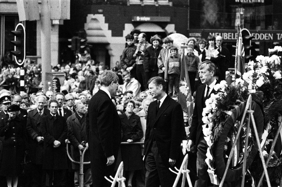 Kranslegging bij Nationaal Monument op Dam door Koningin Beatrix en Prins Claus, Bestanddeelnr 931-4680