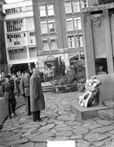 Kranslegging bij het Nationaal Monument op de Dam door Reunistenvereniging 27 R., Bestanddeelnr 906-0073