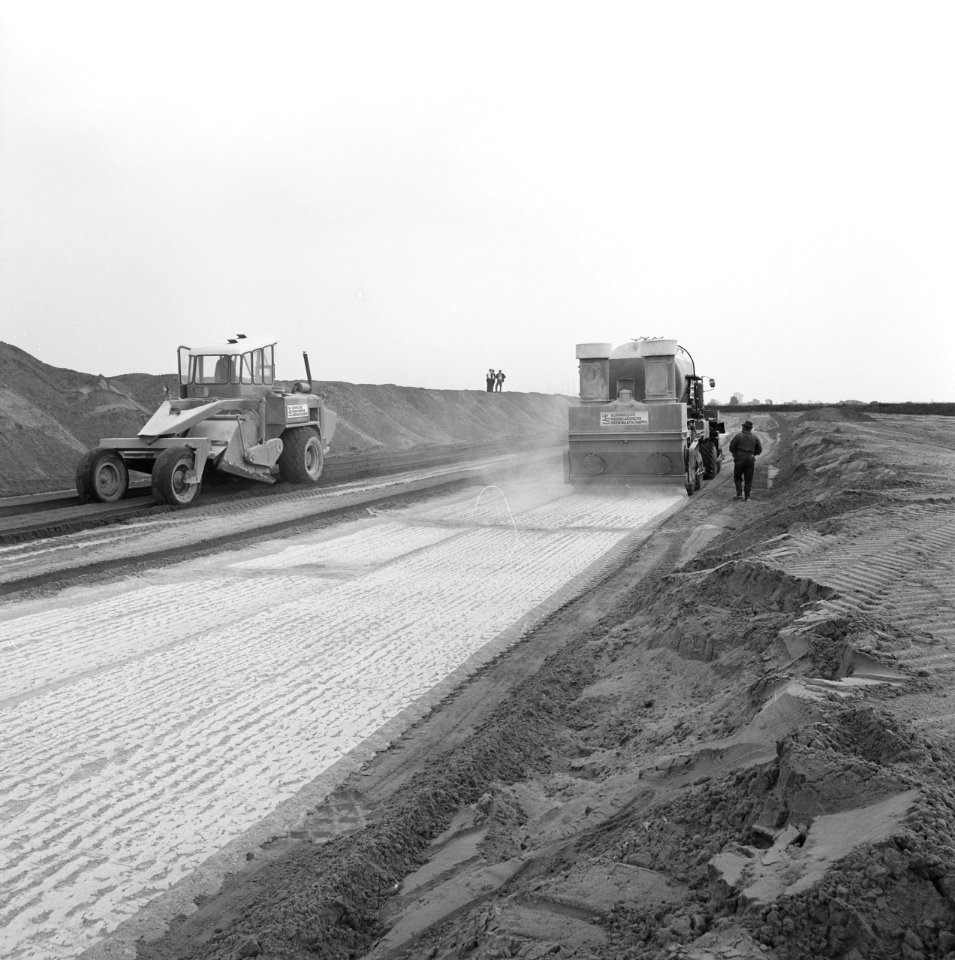 Kreekafsluitingen, aanpassingswerken, cementspreiders, biesbosch, Bestanddeelnr 168-0721