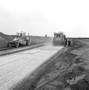 Kreekafsluitingen, aanpassingswerken, cementspreiders, biesbosch, Bestanddeelnr 168-0721