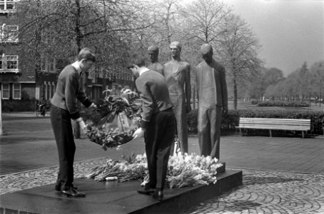 Kranslegging bij het verzetsmonument De Verzetsgroep op de Apollolaan te Amsterd, Bestanddeelnr 920-2982