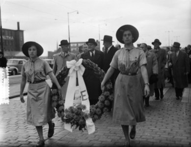 Kranslegging bij het standbeeld van Erasmus, Bestanddeelnr 906-0212