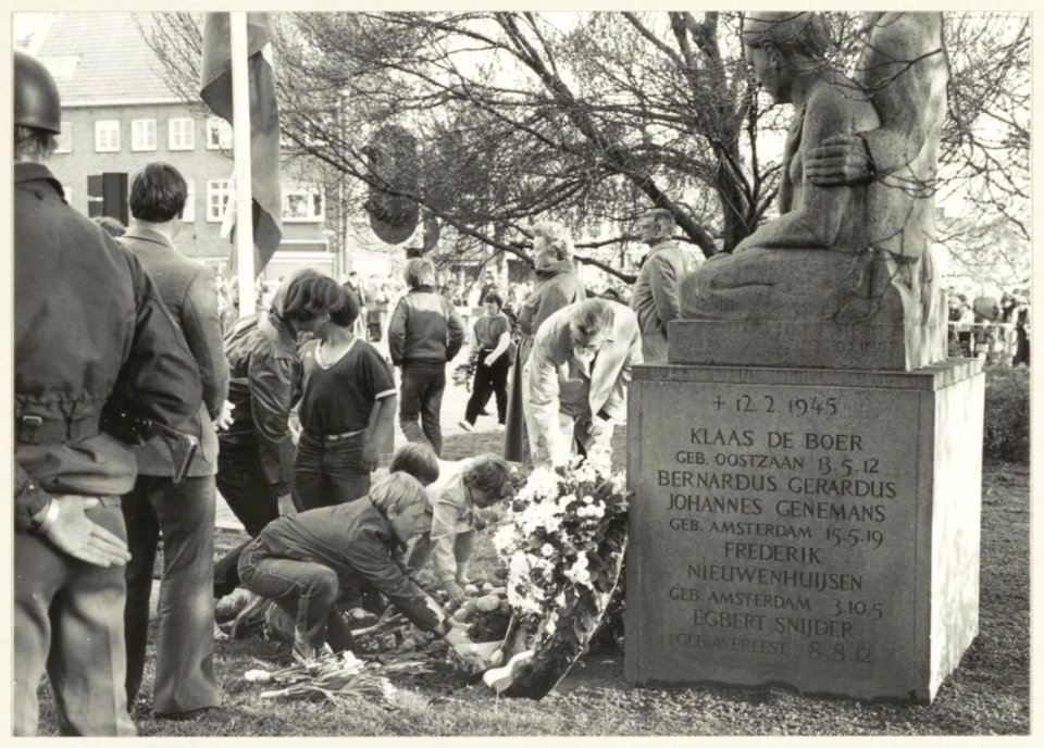 Kranslegging bij het oorlogs- en verzetsmonument aan de Rijksstraatweg. NL-HlmNHA 54013899