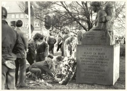 Kranslegging bij het oorlogs- en verzetsmonument aan de Rijksstraatweg. NL-HlmNHA 54013899