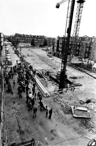 Krakers en ex bewoners slaan 1e paal in van Beuningenstraat in Amsterdam overzi, Bestanddeelnr 930-9106