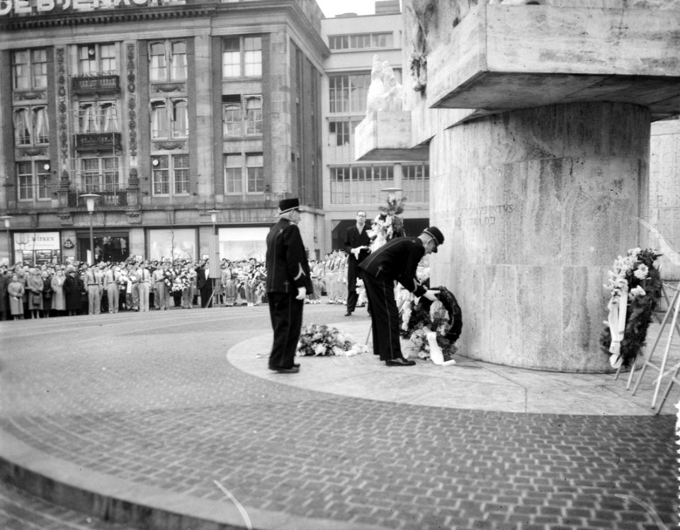 Kranslegging bij het Nationaal Monument te Amsterdam, Bestanddeelnr 909-2108