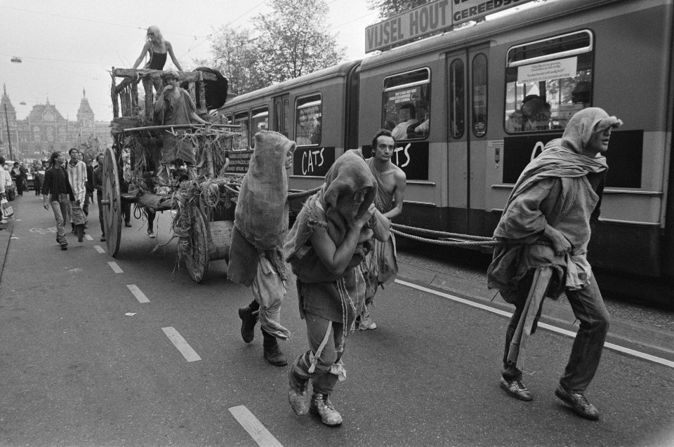Krakers Comraadstraat voeren ludiek protest uit op de Dam, Bestanddeelnr 934-0495