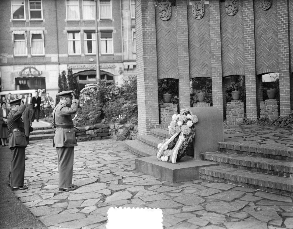 Kranslegging bij het Nationaal Monument op de Dam door Reunistenvereniging 27 R., Bestanddeelnr 906-0074