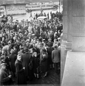 Kranslegging door bevrijde Franse politieke gevangenen op het graf van de Onbeke, Bestanddeelnr 900-2610