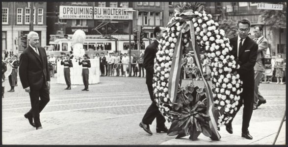 Kranslegging door de minister-president Ion Maurer (links) van Roemenië bij het , Bestanddeelnr 104-1275