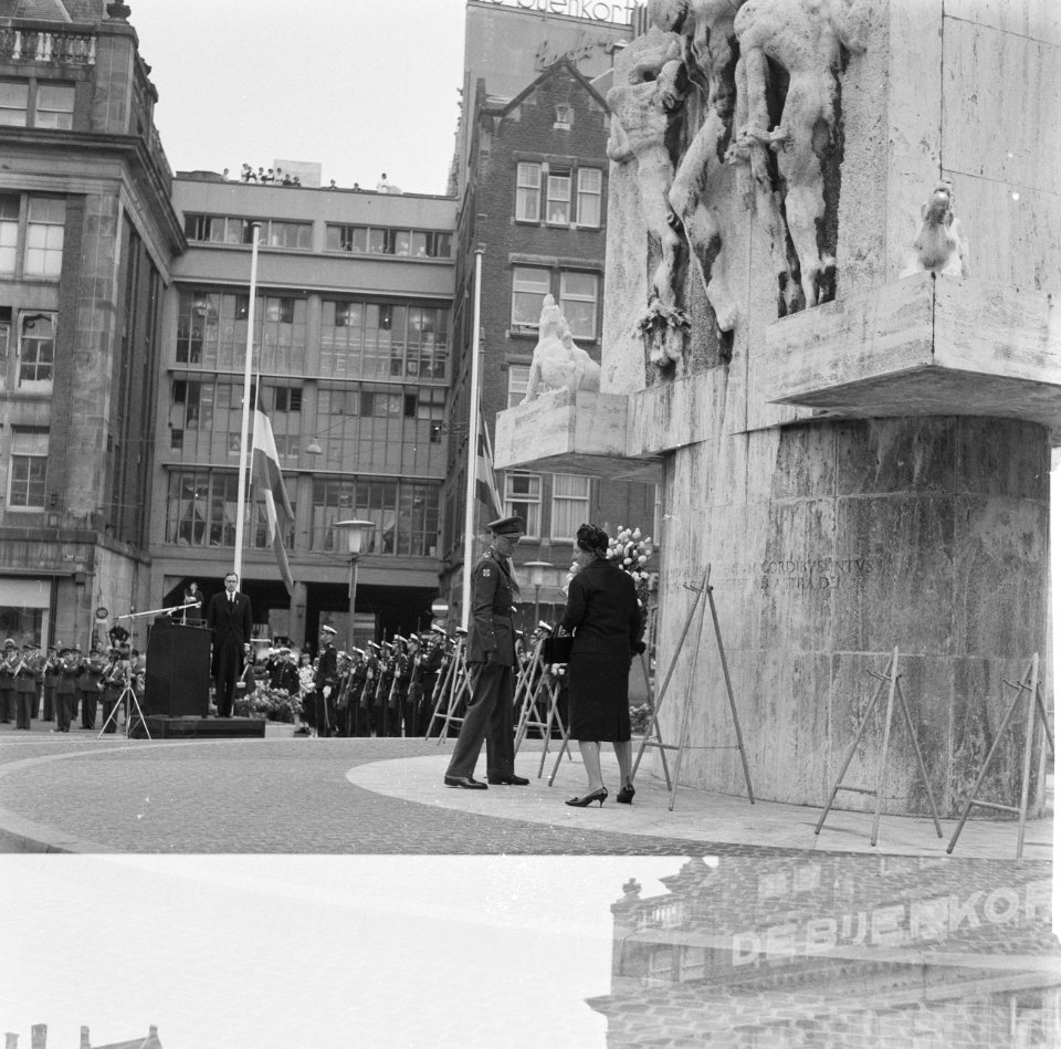 Kranslegging op de Dam door het Koninklijk paar, Bestanddeelnr 913-8722