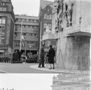 Kranslegging op de Dam door het Koninklijk paar, Bestanddeelnr 913-8722