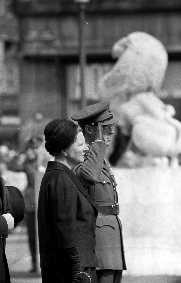 Kranslegging door het koninklijk paar bij het Nationaal Monument op de Dam, Bestanddeelnr 911-2147