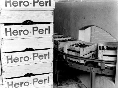 Kratten met flesjes Hero Perl, een appellimonade, Bestanddeelnr 189-0344