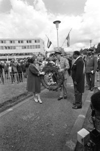 Kranslegging door koningin Juliana en prins Bernhard bij het Victory Monument, Bestanddeelnr 922-0438