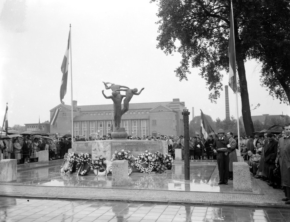 Kranslegging door prins Bernhard bij het nieuwe bevrijdingsmonument te Eindhoven, Bestanddeelnr 906-7295