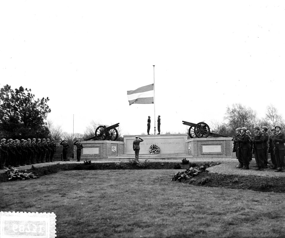 Kranslegging Artilleriemonument Oldebroek, Bestanddeelnr 906-8731